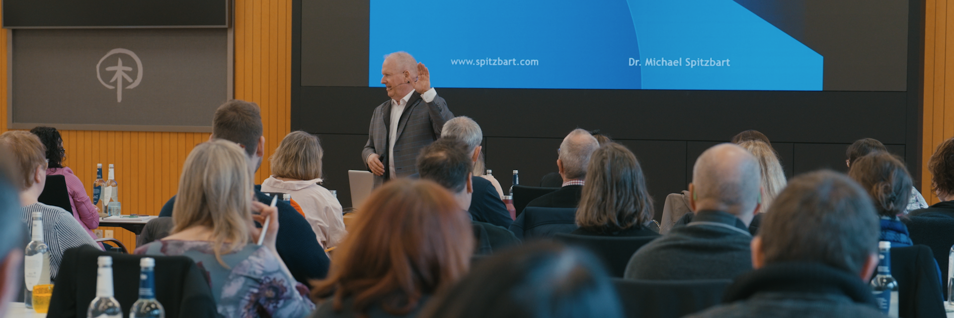 Dr. Spitzbart bei seinem Gesundheitsseminar