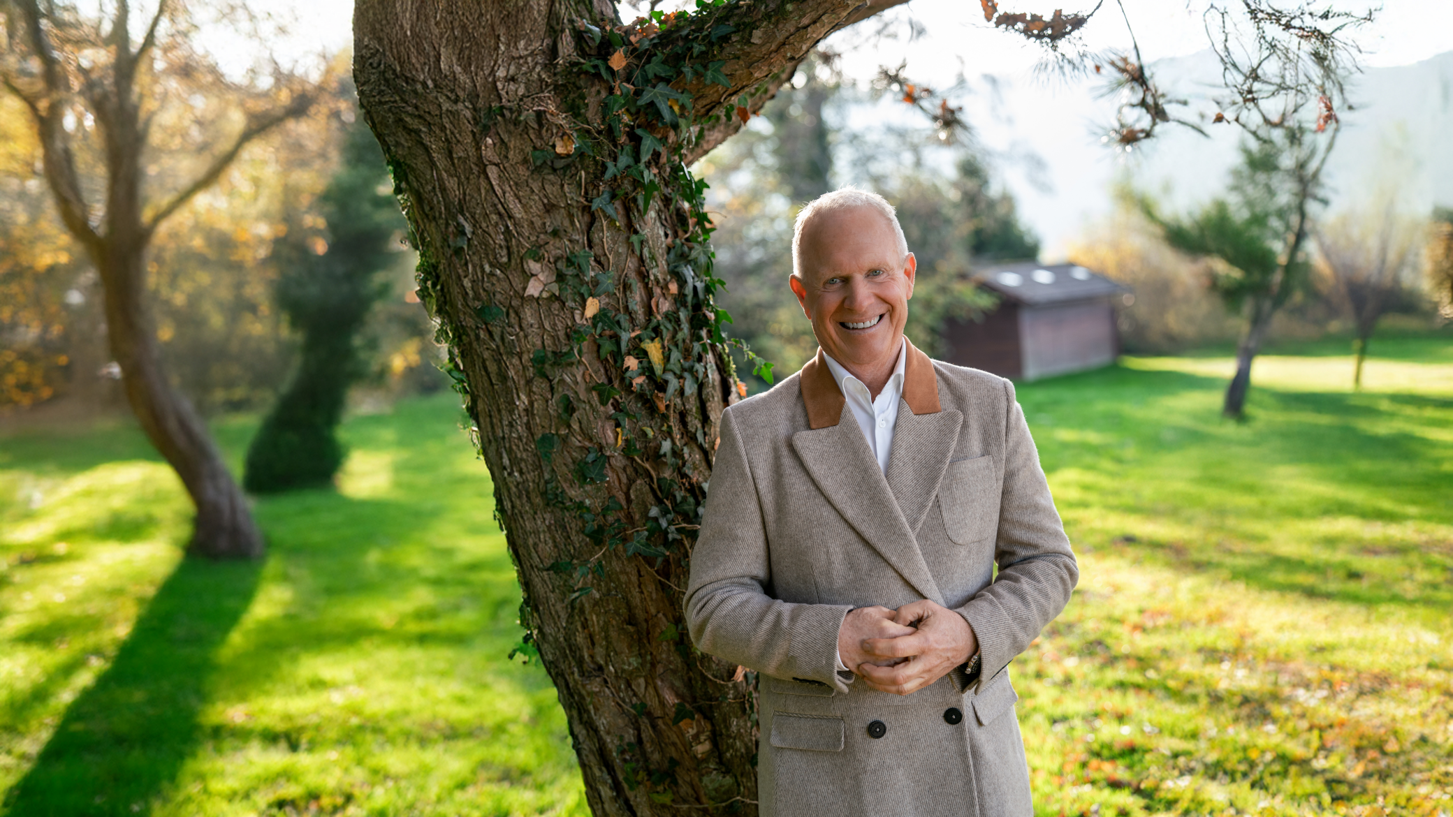Veränderung beginnt mit einer Entscheidung – Dr. Spitzbart Dr. Spitzbart in der Natur lehnt am Baum