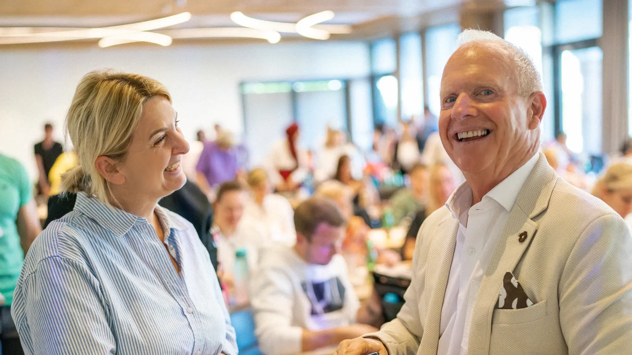 Dr. Spitzbart und Teilnehmerin seines Seminars beim Unterzeichnen seines Buches